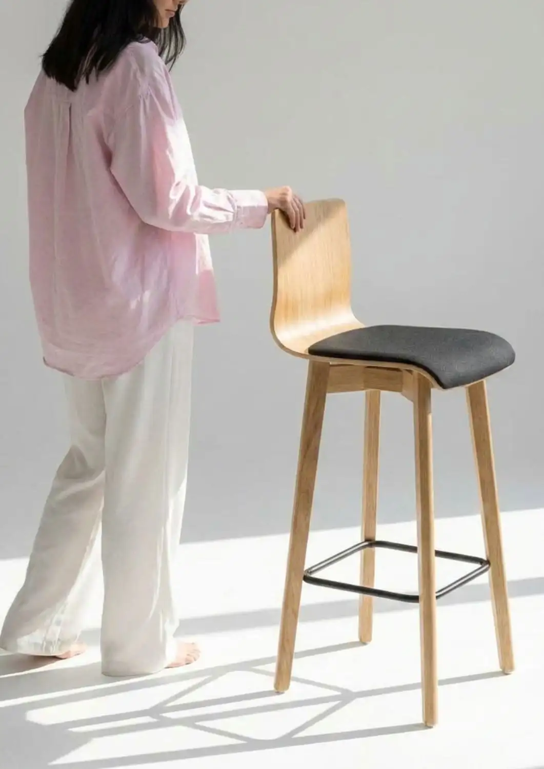 Natural Soft Oak czarne 73 cm - Hoker dębowy tapicerowany 73 cm do wyspy kuchennej