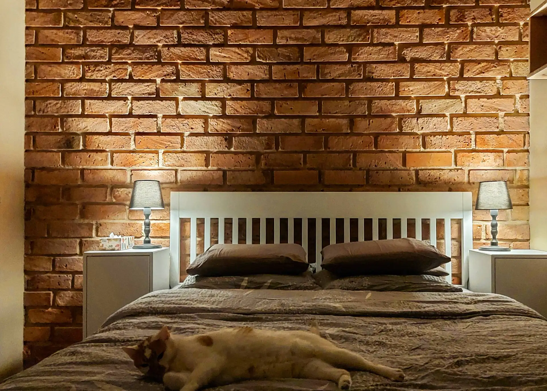 Ceglane wezgłowie z płytek Lico gotyckie Pomorskie w sypialni w Opolu