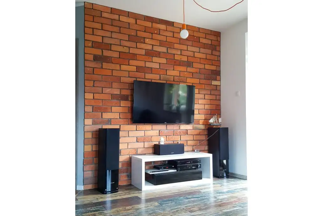 Ceglane ściany New York Loft Czerwony w holu i salonie domu w Zielonej Górze