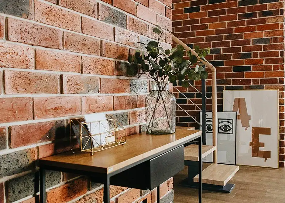 Ściana akcentowa z płytek New York Loft Mieszany w przedpokoju w Katowicach